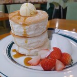gram - 追加トッピングのいちごは別のお皿に盛り付けられてくるので、自分でお皿へと盛り付けました