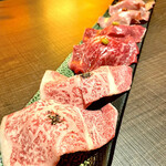 肉と日本酒いぶり  - ③炙り肉寿司3種盛り合わせ 
            （黒毛和牛もも、黒毛和牛肩ロース・牛たん）