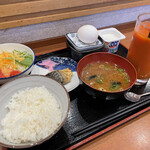 味ふうせん - たまかけご飯のモーニングは野菜ジュース450円に＋160円追加で合計610円。