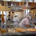 丸亀製麺 - 店内では、10人の方々がそれぞれの担当部署で働いていました。