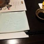 Kaisen Nihonshu Hokkori - 取り皿が青磁で、高級ぽい