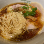 Japanese Ramen Noodle Lab Q - 醤油らぁ麺［麺見せ］