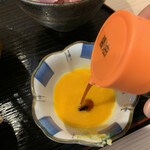 Gyoshouya - 掻き混ぜた卵黄に醤油を咥えて良く混ぜます