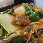 らーめん処 がんこ屋 - 中華風に炒めた白菜、ピーマン、青菜、キクラゲと一口大の鳥の唐揚げがたっぷり乗ってます。