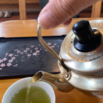 Soba Aki - アルマイトのミニやかんで
      提供されるお茶…シブいですね…(´ω｀)