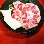 Sumibi Yakiniku Go - 和牛テール　880円
      店長が大好きで無理やりメニューにねじ込んだ逸品！食べづらいけど美味いんだなぁー