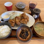 菜々家 -  ★ドリンクバー＋ソフトクリーム付き定食（手揉み唐揚げ定食・767円税込）★手づくり豚汁（サービス券にて無料）★