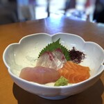 創作寿司ダイニングかい - ◆2,000円ランチにはお刺身が付きます。サーモン・ヨコワ・間八など。味わいは普通だそう。