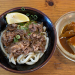 手打ちうどん つるや - 肉ぶっかけ（冷）４８０円＋おでん２つ２００円