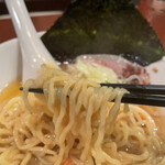 酒肴場 屯 - 加水率高めのモチプリ中太ちぢれ麺