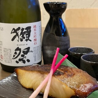 Enjoy carefully selected wines and sake with our proud sea urchin.