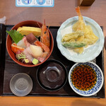 一幸 - 海鮮丼と天ぷらセットは娘。海鮮丼は◎天ぷらは小さいので△だそうです。生意気っ。