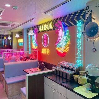 Perfect for girls' night out or any kind of banquet♪ The interior is brightly lit with neon signs and looks great on social media.
