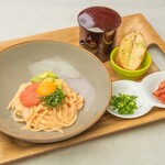 お出汁をかける生パスタ ～たらこ とアボカドのたらボナーラ～