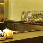 旬菜 おぐら家 - よーく見るとカツオのタタキを作る為にカツオを炙っている様です。