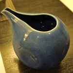 旬菜 おぐら家 - ちなみに今回頂く鍋島は陶器を使った洒落た器に入って提供され