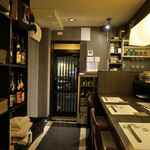 旬菜 おぐら家 - 入口からはしばらくカウンターが続き、奥に一つ個室があるお店で
      写真を撮影した時は客がカウンターに一人もいませんでしたが
      その後予約した方が入店し、程なくして満席に近いくらいの人の入りになりました。