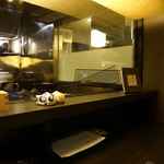 旬菜 おぐら家 - ガラスケースの奥では何かファイヤーしており