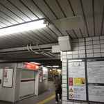 旬菜 おぐら家 - 階段を登って改札を抜けた後は高速道路前の通りに出る出口へ向けて進み