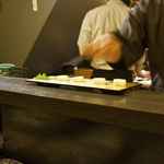 旬菜 おぐら家 - その後カウンター上では職人により刺盛の準備が進み
