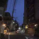 旬菜 おぐら家 - ハケを登っていくような坂道を歩いていると、最初は少し暗い雰囲気だった物の