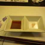 旬菜 おぐら家 - 先に調味料として醤油と塩が提供された後に