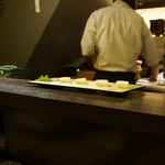 旬菜 おぐら家 - カウンター裏でも同時に素早く色々と仕事が進んでおり