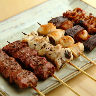 毎朝仕入れる、鮮度抜群のもつ焼きを紀州備長炭で！