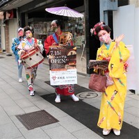 東京焼肉 平城苑 浅草総本店 - リニューアルオープンの日はちんどん屋さん登場！　お姉さん素敵な笑顔です。（許可をとって撮影しています。）