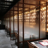 東京焼肉 平城苑 浅草総本店 - 店内。すりガラスの仕切りで半個室。