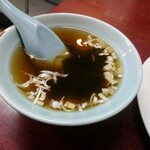 新シン - 付属のスープはわかめの醬油味