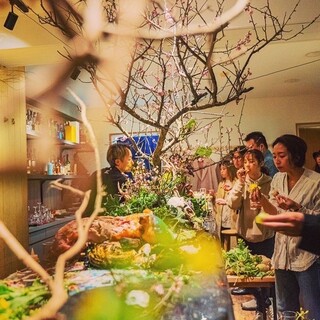 2人のデザイナーと3人のアーティストによる洗練された店内