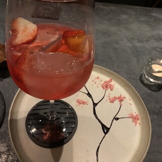 ヴァンナチュールを中心に厳選した季節のワイン。飲み放題もあり