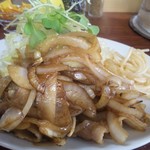 追加メニューの生姜焼きは、たっぷりキャベツとカイワレ大根がついて250円は絶対お得です
