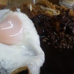 目玉焼きとトンカツのカレーなコラボレーション