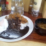 カツカレーには味噌汁とたっぷりキャベツ＆カイワレ大根が別盛りで供されます