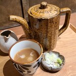 Fukunoo - 蕎麦を食べ終わる頃に蕎麦湯が提供されます。
                        粘度は弱めでサラサラな蕎麦湯でつゆを割り、薬味の刻み葱を投入
                        あまりつゆに浸けずに蕎麦を頂いたので、食後のつゆ&蕎麦湯の組み合わせをたっぷり楽しめました