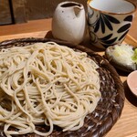 Fukunoo - ①もりそば(税込850円+大盛300円)
                        新蕎麦(北海道)で香り豊か
                        星の無い淡いグレーの二八蕎麦
                        しなやかな食感、キリッとしたコシ
                        つるりと滑らかな喉越し
                        1口目はそのまま、2口目は塩、3口目は山葵