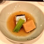 二ッ屋 さかい - お通しは秋刀魚の生姜煮。