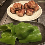 とり焼き 鶏料理 かしわ - 焼きつくねと生ピーマン