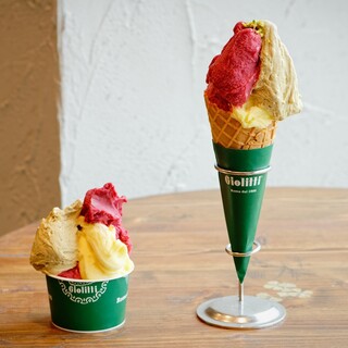 Enjoy the exquisite Gelato from a long-established store loved in Rome.