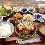 Porori Syokudou To Pihakopi - サンバルマタソースのチキンソテー定食