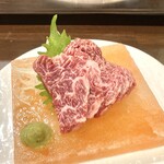 焼肉 源 - 岩塩の上に盛り付けられた生塩ハラミ1,900円は山葵で