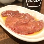 焼肉 源 - 個人的にお気に入りの白レバー(塩)690円