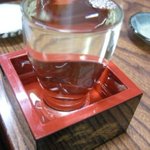鮨大吉 - 日本酒は升で入れてくれます。