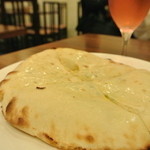 アーンドラ・キッチン - チーズ・クルチャ
      （スパイスとチーズを包んだ丸いナーン）　490円
      