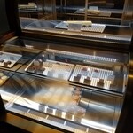パティスリー エス サロン - ショーケース（マカロン / ショコラ / チーズケーキ）