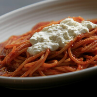 ンドュイヤソースとストラッチャテッラチーズのヴェルミチェッリ