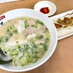 長浜ラーメンめんめん - 「Bランチセット（ラーメン・ぎょうざ6ヶ）」（750円）をいただきました。