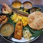 東インド ベンガル料理専門店インディアンスパイスファクトリー - 左４:ﾏｽﾀｰﾄﾞｶﾘｰはナマズ　左５:ﾁｷﾝのｽｰﾌﾟｶﾘｰ　辛ｯ!